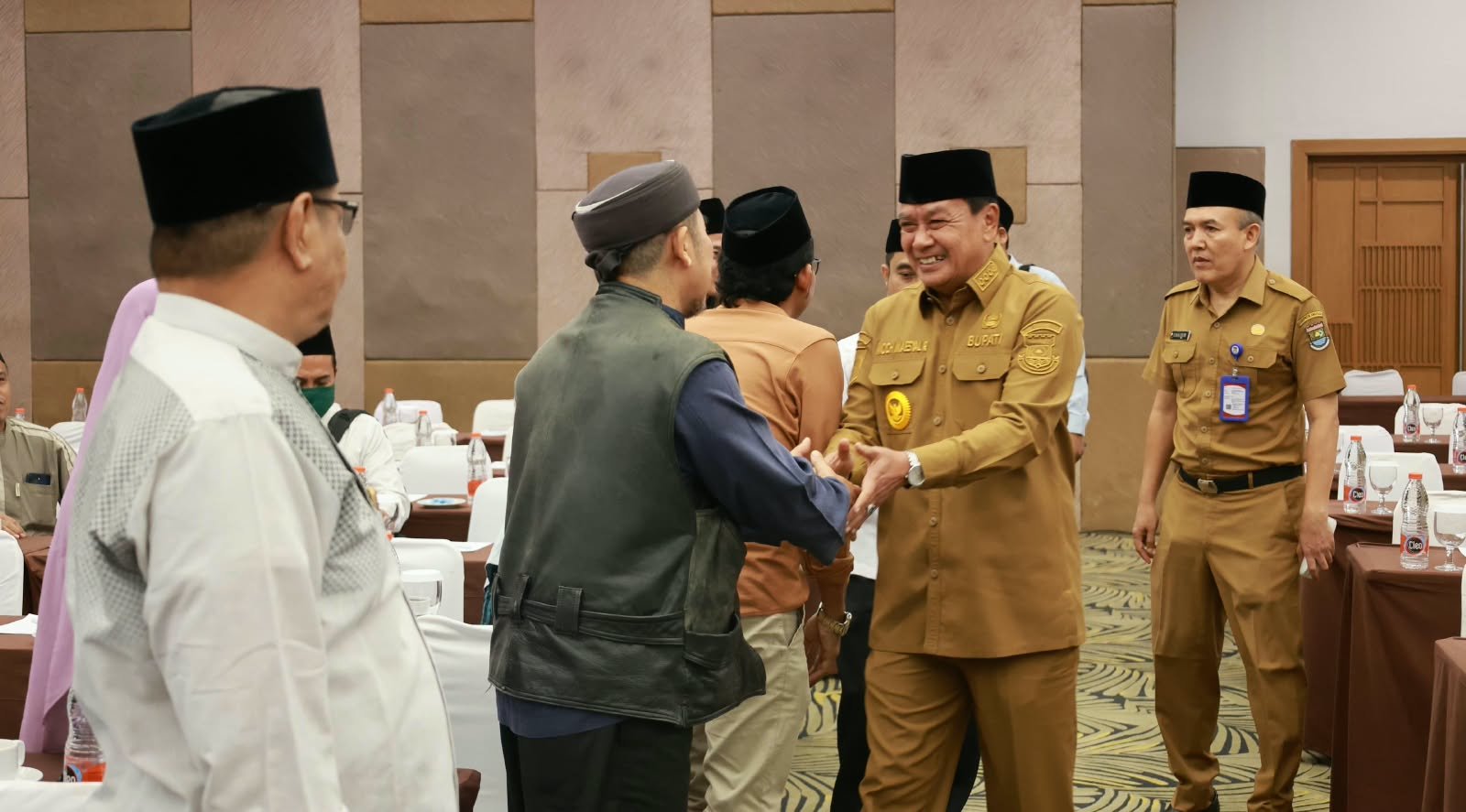Pemkab Tangerang menargetkan 1.100 pesantren menerima program Aspontren dan Sanitren secara bertahap dalam tiga tahun ke depan.