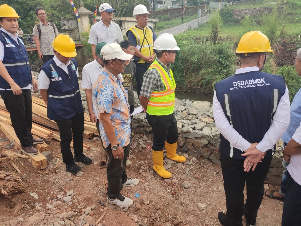 Pilar Saga Ichsan meninjau pembangunan turap dan bronjong di tiga lokasi Tangsel yang ditargetkan rampung akhir 2026.