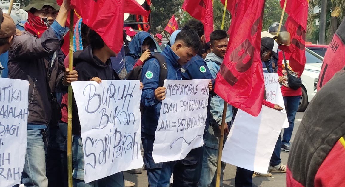 Buruh PT KPDP Cilegon menggelar aksi menuntut pembayaran upah sesuai UMK 2026, pemenuhan hak normatif, dan penyelesaian dugaan pelanggaran ketenagakerjaan.