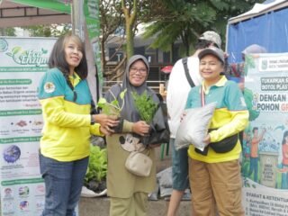DLH Tangsel Edukasi Warga Pilah Sampah Lewat Penukaran Botol Plastik dengan Bibit