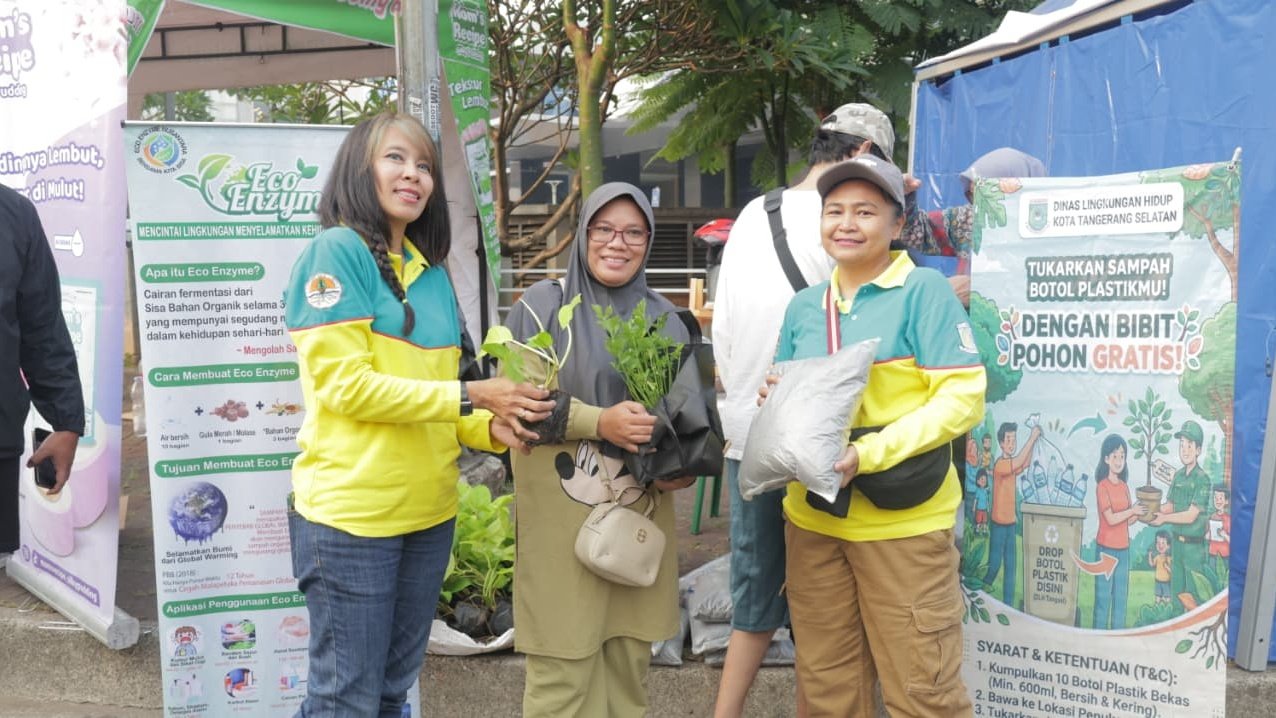 DLH Tangsel edukasi warga memilah sampah melalui program penukaran botol plastik dengan bibit tanaman di CFD BSD.