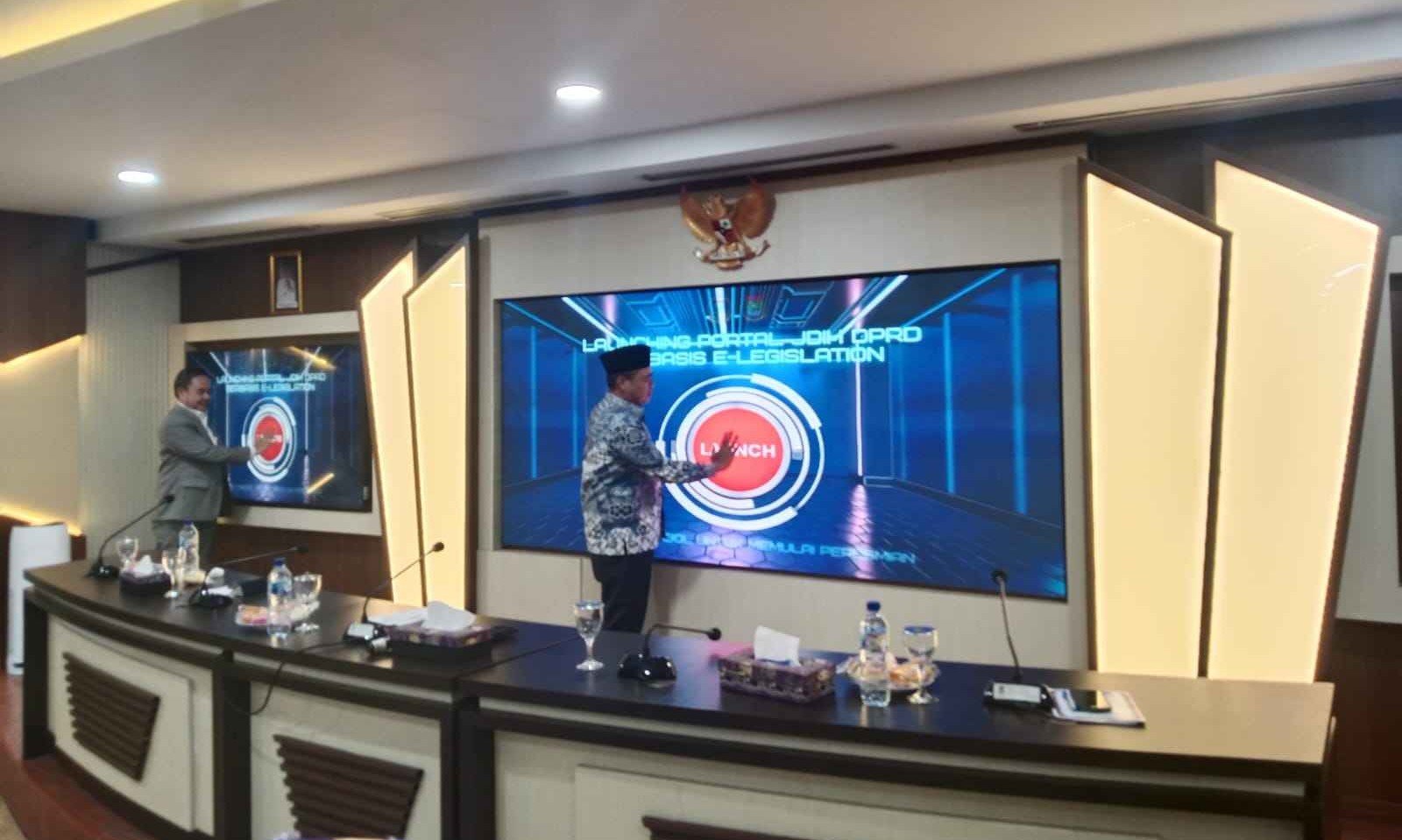 Ketua DPRD Kabupaten Tangerang Muhamad Amud didampingi Sekretaris Daerah Kabupaten Tangerang Soma Atmaja saat meluncurkan Portal JDIH DPRD berbasis *e-Legislation* di Aula Wareng, Kamis (1/10/2026).