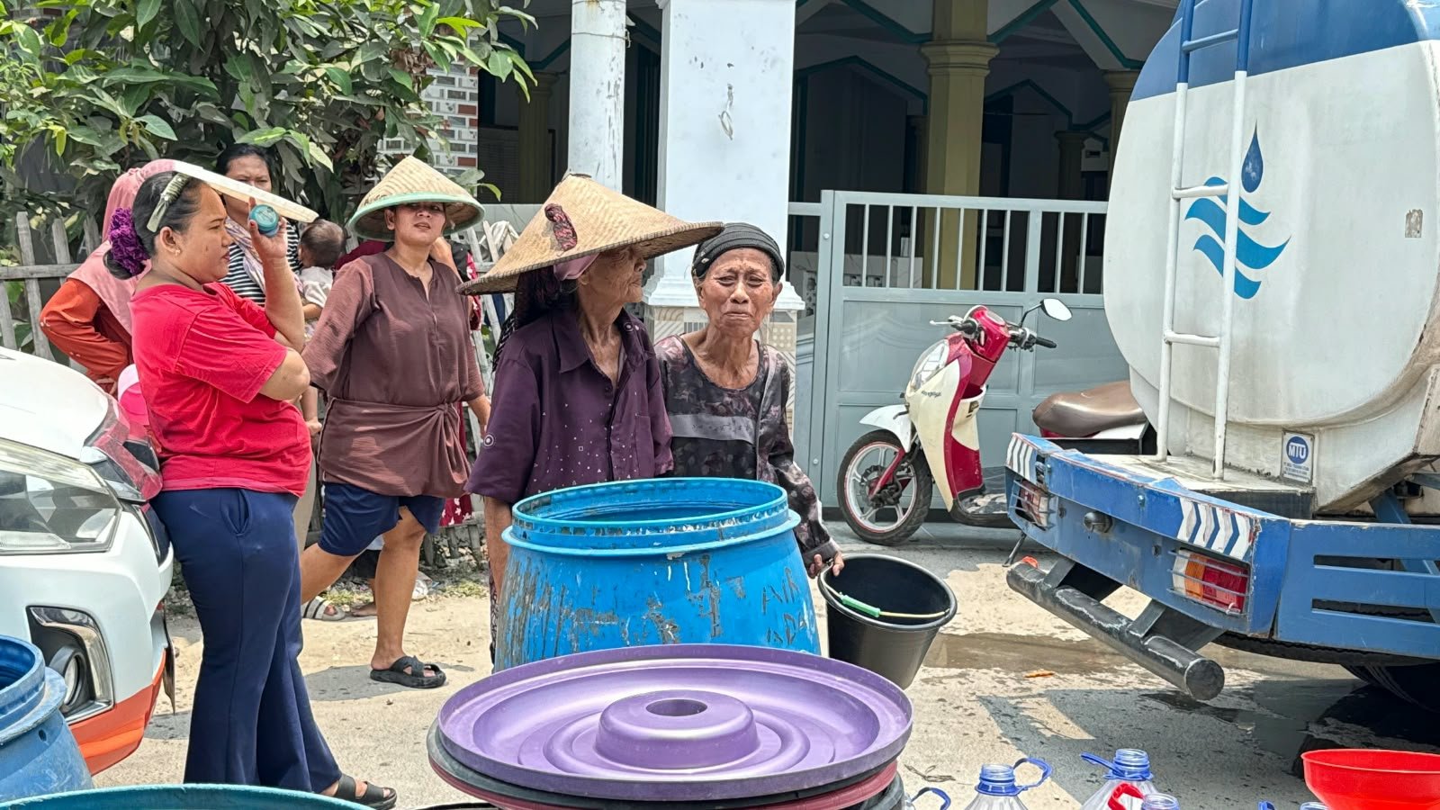 Perumdam TKR salurkan lebih dari 2,5 juta liter air bersih untuk membantu warga Kabupaten Tangerang terdampak kekeringan akibat kemarau panjang.
