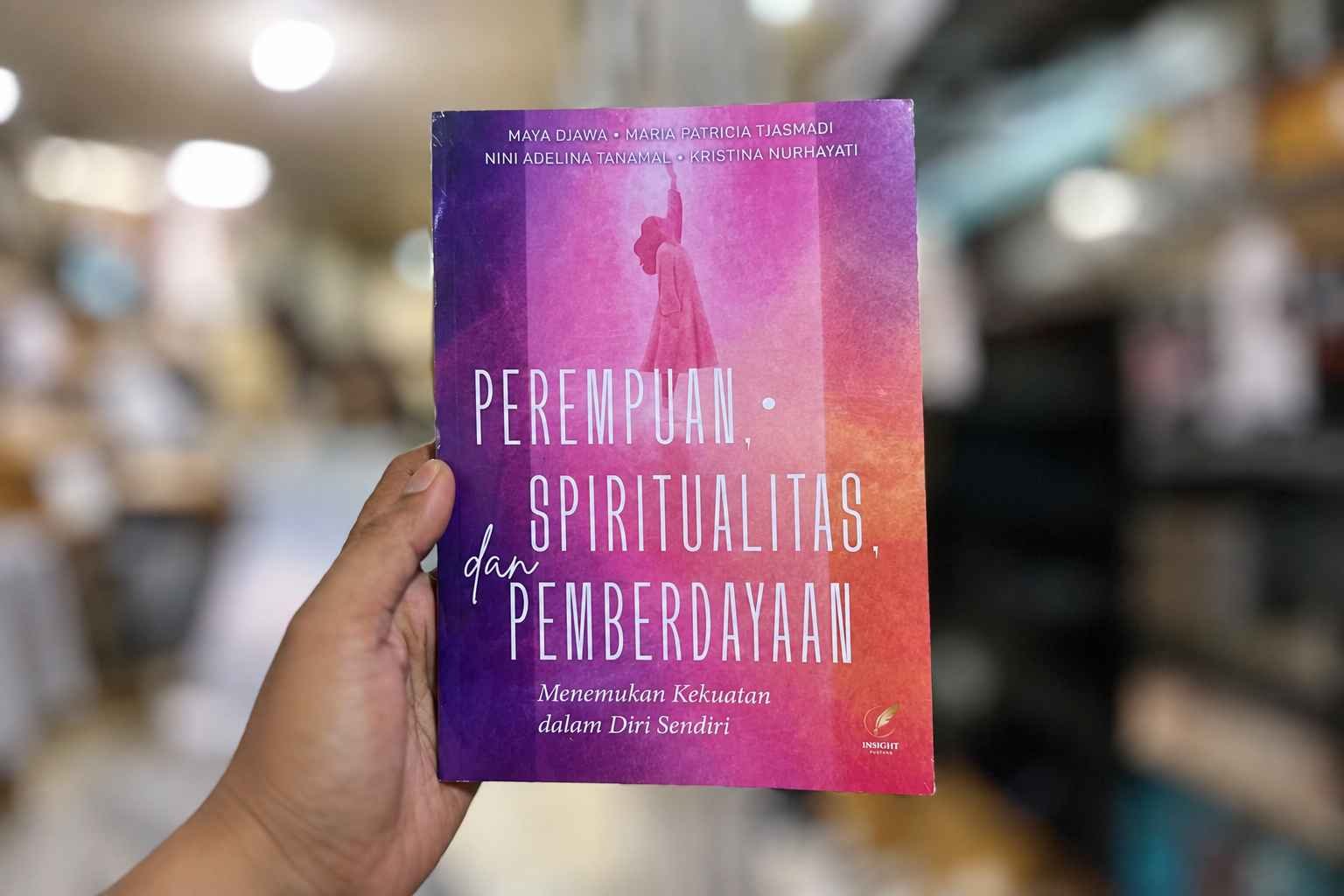 Buku Perempuan, Spiritualitas, dan Pemberdayaan mengajak perempuan mengenali diri, menemukan makna hidup, dan membangun kekuatan dari dalam.