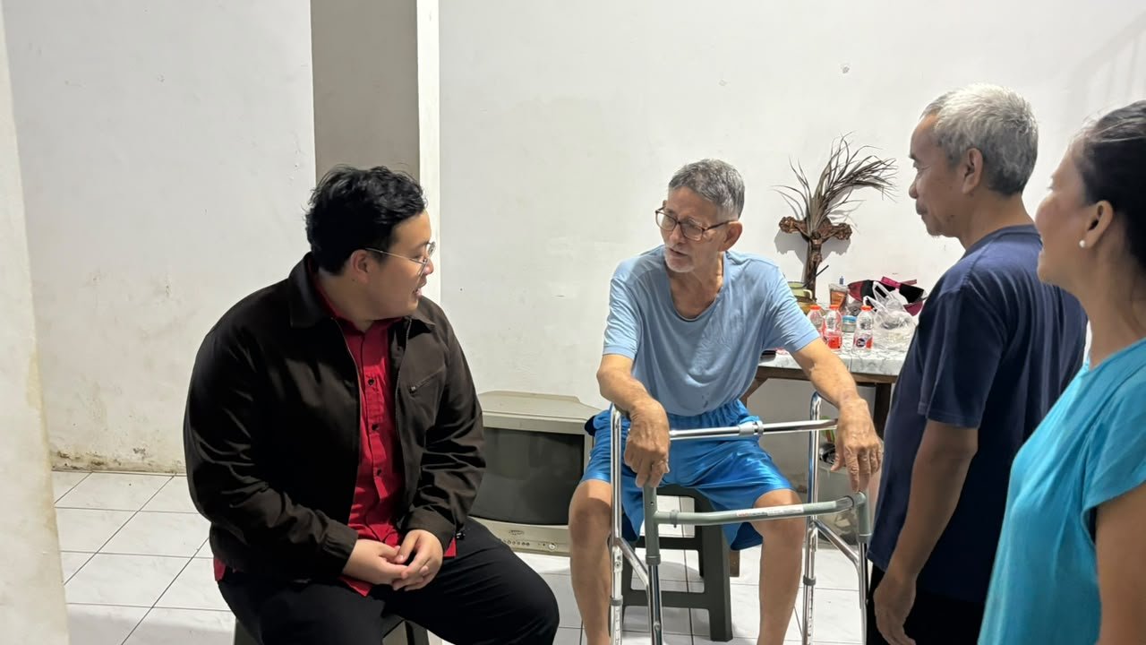 Abraham Garuda Laksono menyambangi Beny, warga Bonang yang rumahnya roboh dimakan rayap, sekaligus menyerahkan bantuan sembako dan uang tunai.