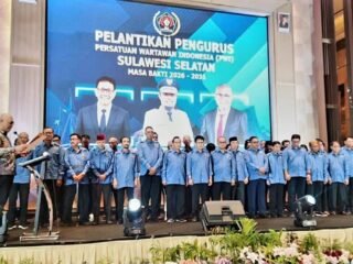 Lantik Pengurus PWI Sulsel, Akhmad Munir Ingatkan Wartawan Patuhi Kode Etik