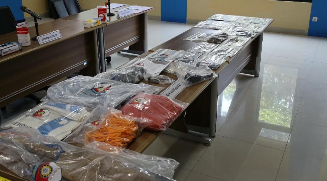 Ditpolairud Polda Banten mengungkap dua kasus pencurian di kapal dengan tiga tersangka dan total kerugian perusahaan mencapai Rp800 juta.