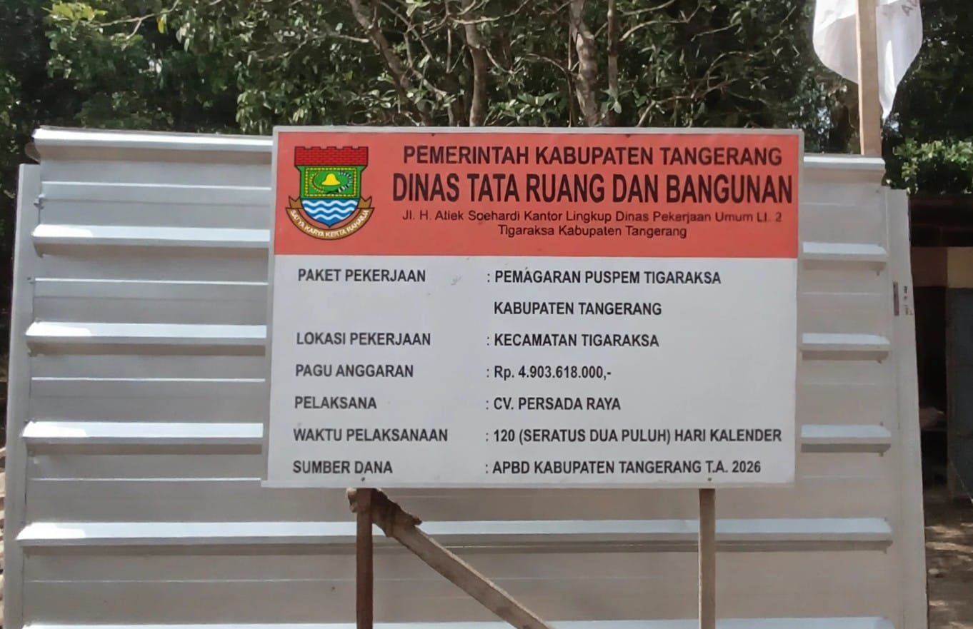 Usai gapura Rp2,4 miliar, proyek pagar Puspemkab Tangerang Rp4,9 miliar disorot warga, termasuk dugaan penggunaan listrik gedung pemerintah.