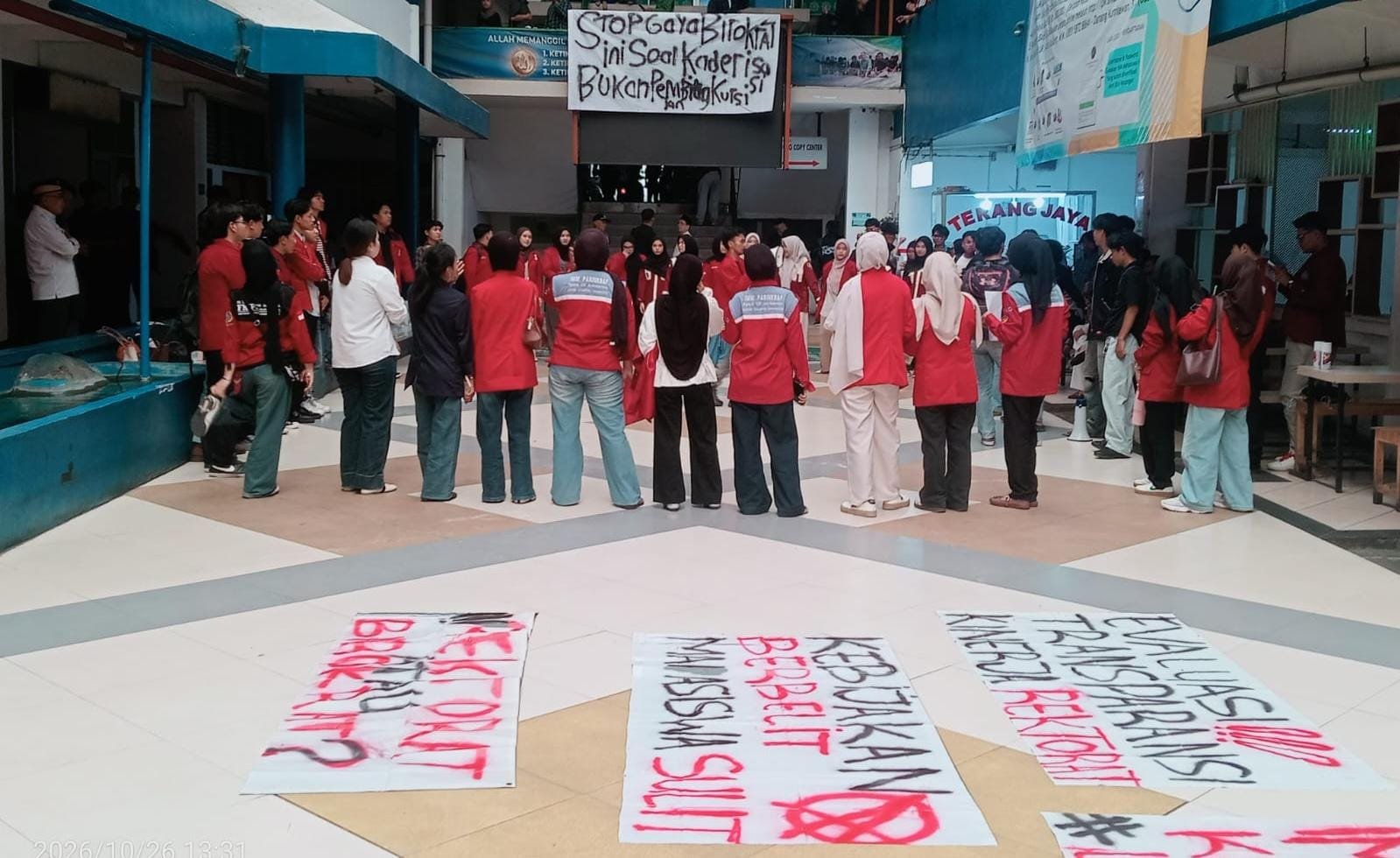 Mahasiswa UMT menggelar aksi menuntut kepastian dana organisasi, transparansi anggaran, dan regulasi kemahasiswaan yang konsisten.