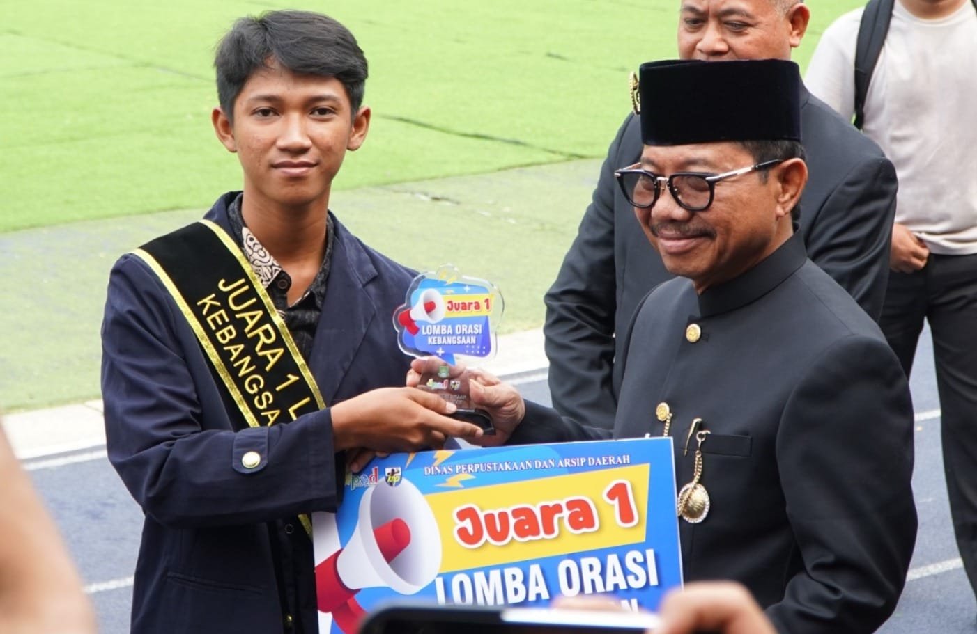 Nevio, mahasiswa UMT, meraih juara 1 orasi kebangsaan Kota Tangerang 2026 dengan menyuarakan demokrasi, partisipasi publik, dan aspirasi rakyat.