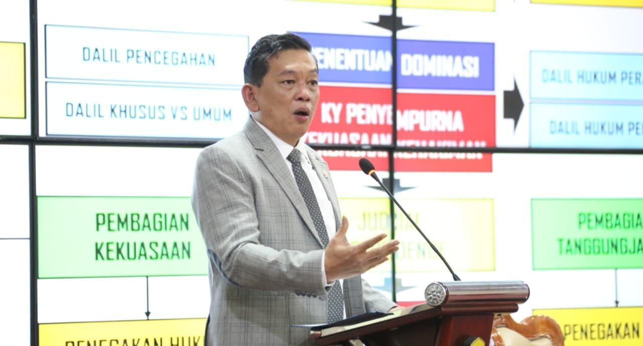 Ketua KY menyoroti dualisme pengawasan hakim oleh KY dan MA serta menilai revisi undang-undang diperlukan untuk memperkuat penegakan etik.