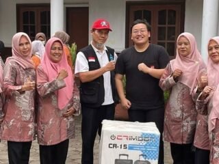 Maknai Sumpah Pemuda, Abraham Garuda Laksono Salurkan Bantuan untuk Posyandu dan Air Bersih bagi Warga