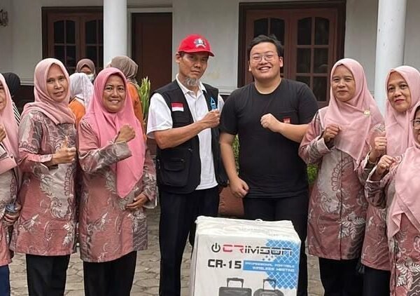Maknai Sumpah Pemuda, Abraham Garuda Laksono Salurkan Bantuan untuk Posyandu dan Air Bersih bagi Warga
