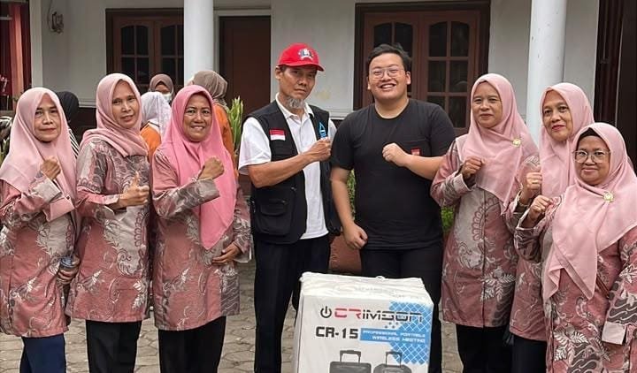 Abraham Garuda Laksono memaknai Sumpah Pemuda dengan menyalurkan bantuan speaker untuk delapan posyandu dan air bersih bagi 150 KK di Curug.