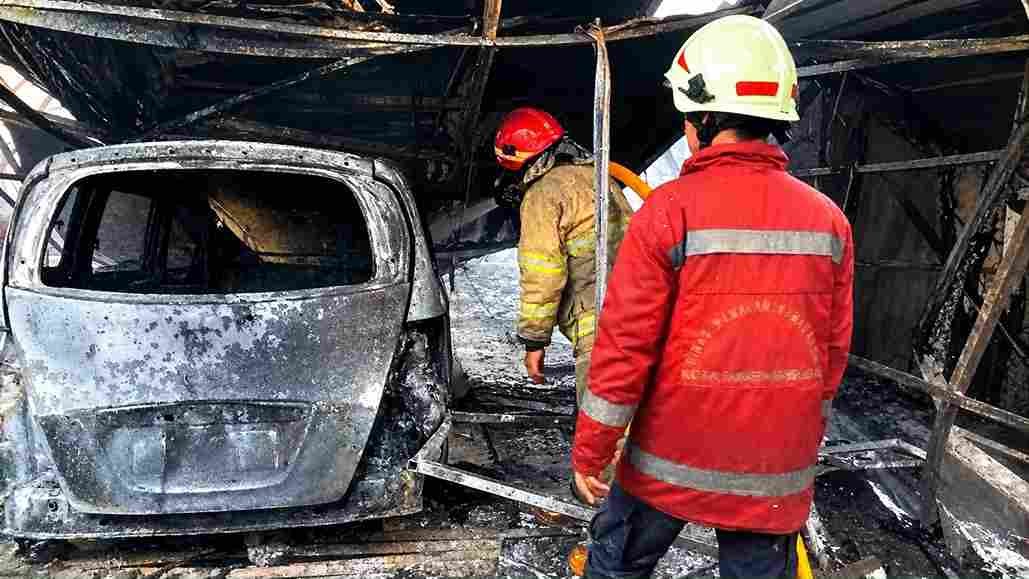 Kebakaran bengkel sekaligus rumah di Serpong, Tangsel, menyebabkan kerugian ditaksir Rp 1 miliar. Damkar mengerahkan empat unit mobil pemadam