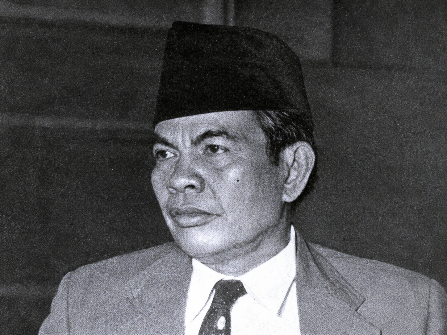 Mengenal Mohammad Yamin, tokoh Sumpah Pemuda yang berperan dalam merajut identitas bangsa melalui sastra, sejarah, dan semangat persatuan.