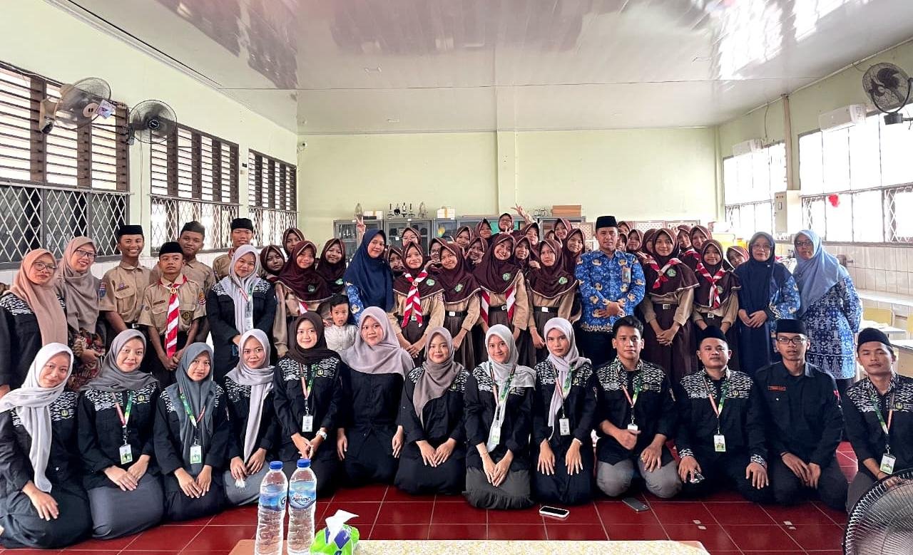 Mahasiswa PLP UIN SMH Banten menggelar seminar kesehatan mental bagi siswa MTsN 1 Kota Cilegon untuk mengenali emosi dan diri.