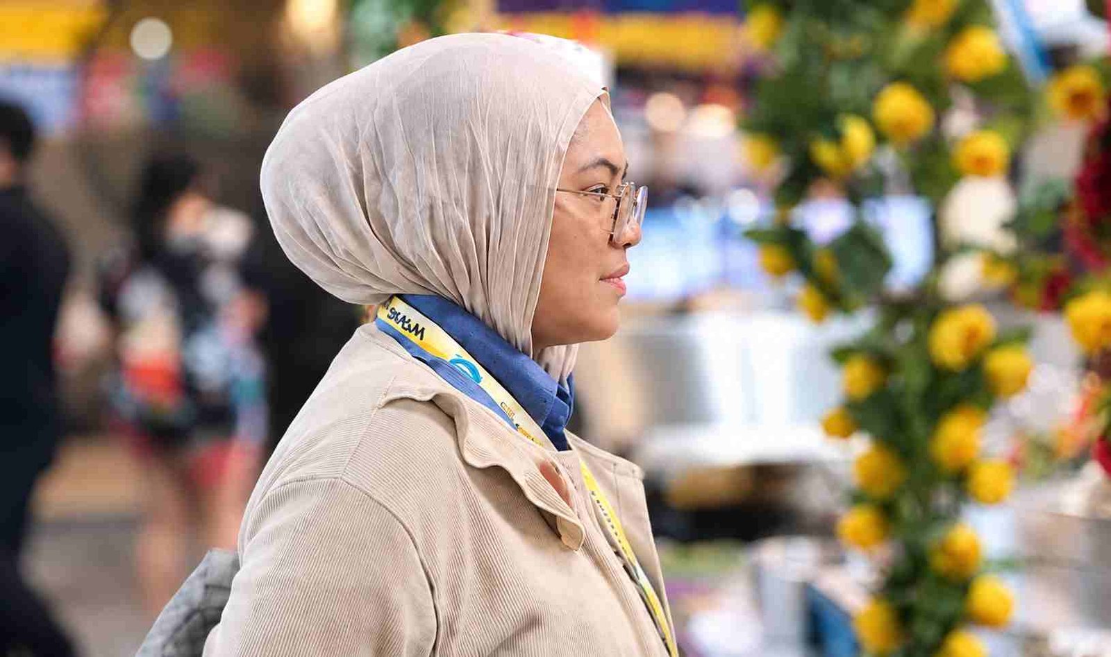 Diam bukan tanda kelemahan. Pelajari makna menjaga martabat, menghadapi fitnah, dan merawat ketenangan di tengah prasangka orang lain.
