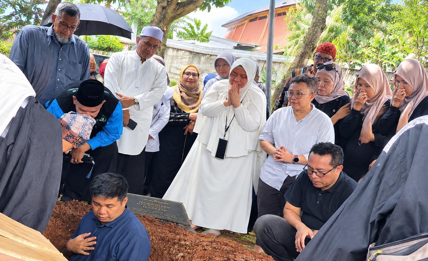 Nyak Cut Farsiah, istri pejuang kemerdekaan Amran Zamzami, wafat dan dikenang atas keramahan, kesabaran, serta kesederhanaannya.