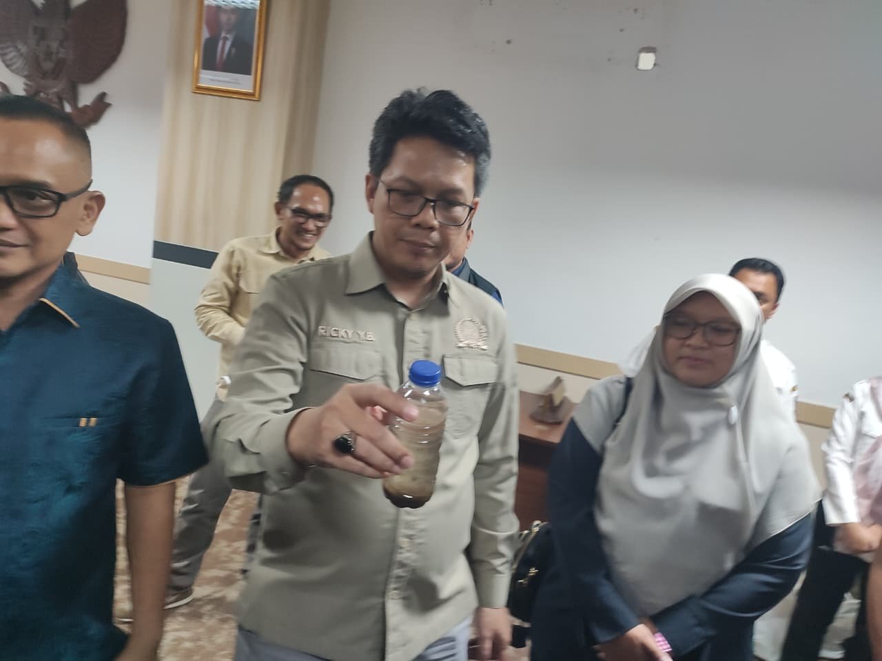146 warga Serpong Lagoon, Tangsel, mengalami diare hingga muntaber. Warga menduga kualitas air bermasalah, DPRD soroti E. coli dan perizinan WTP.