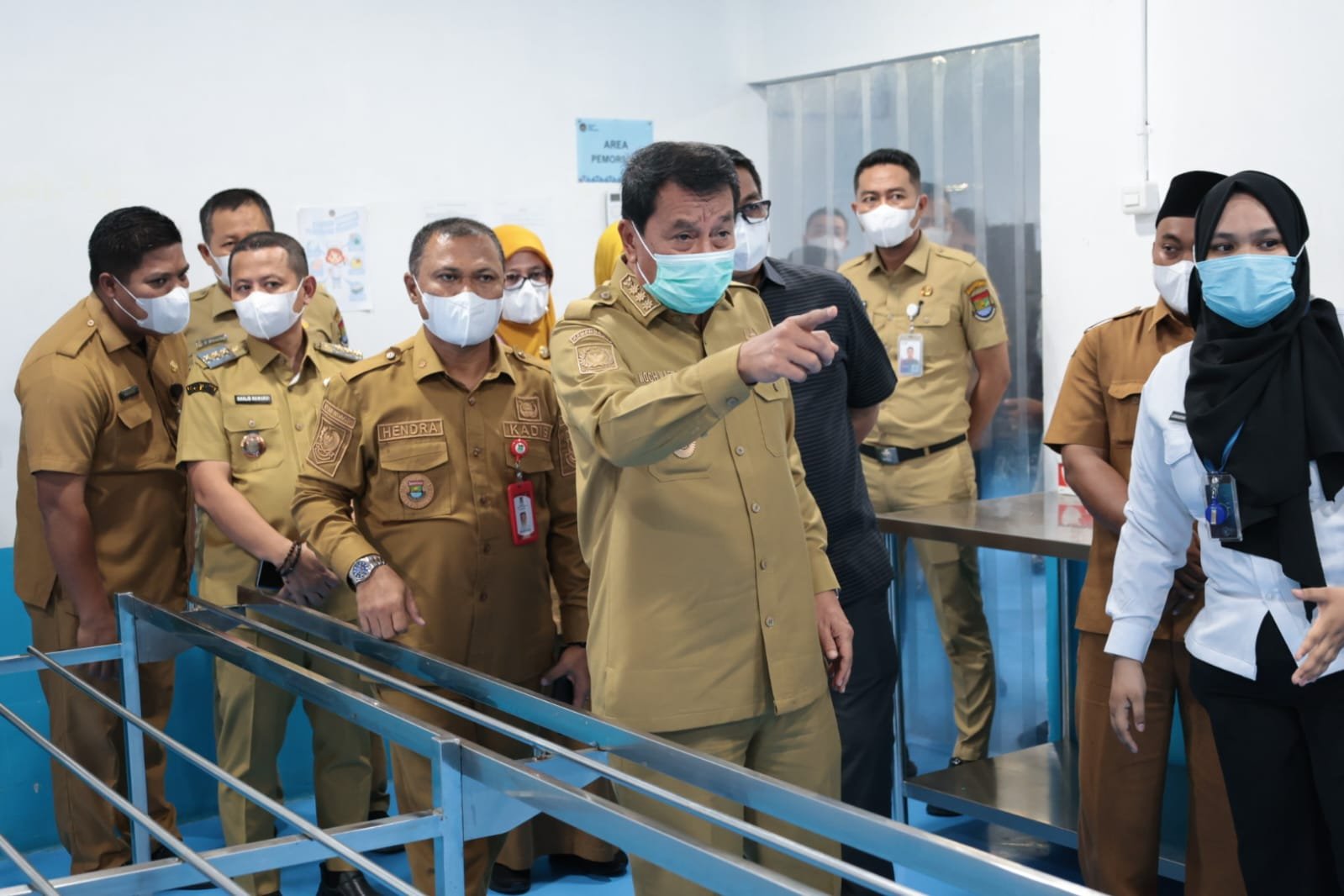 Bupati Maesyal Rasyid meninjau SPPG Parahu 2 untuk memastikan proses MBG, mulai dari dapur hingga distribusi, berjalan optimal.