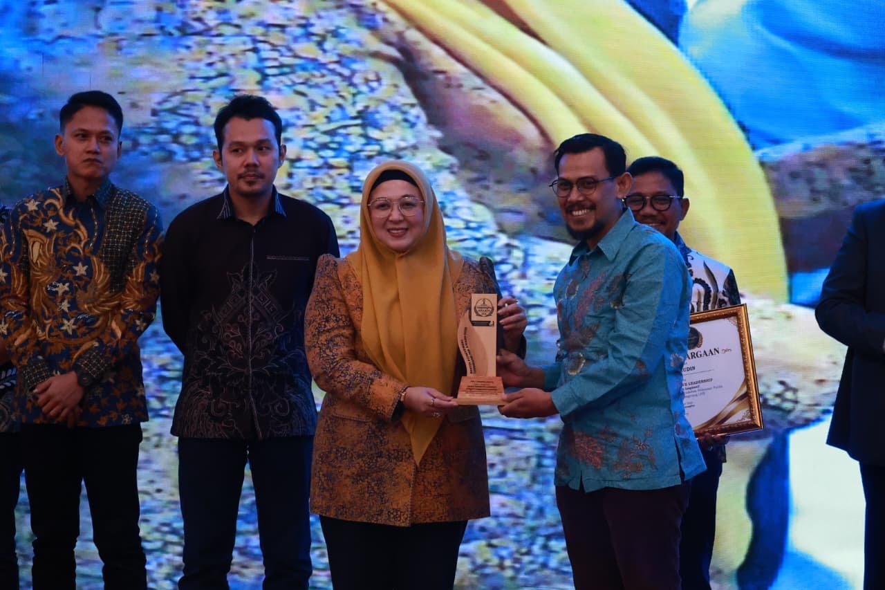 Wabup Intan Nurul Hikmah meraih penghargaan Women Public Policy Leadership 2026 dalam ajang Tangerang Pos Awards 2026 di Banten.
