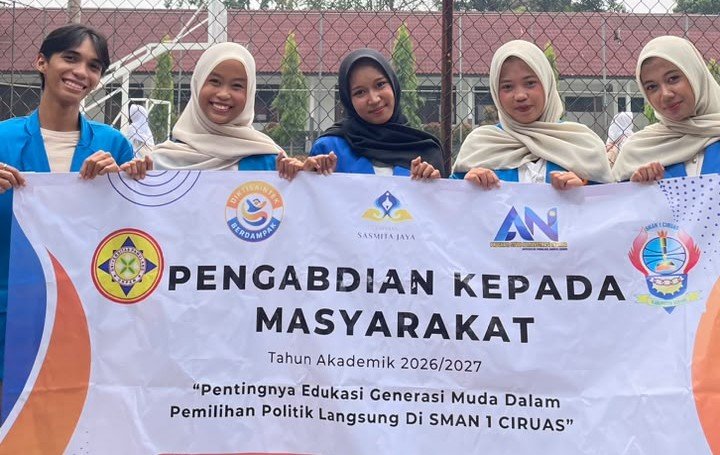 Mahasiswa Unpam Serang mengedukasi siswa SMAN 1 Ciruas tentang pemilih cerdas, bahaya hoaks, politik uang, dan pentingnya demokrasi.