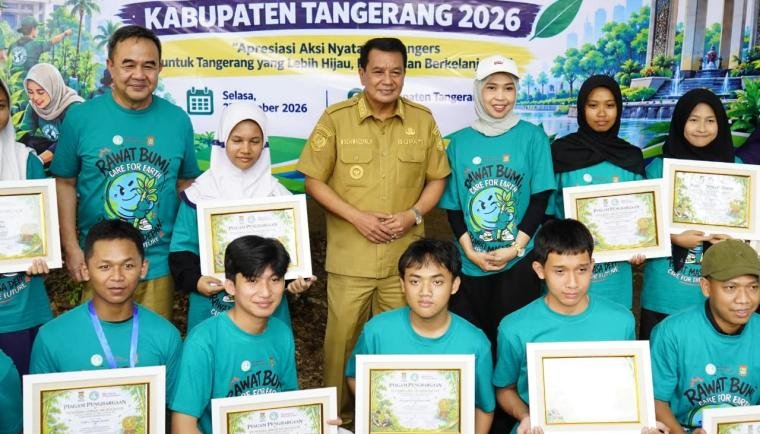 Bupati Tangerang Maesyal Rasyid menyerahkan hibah YCAF 2026 kepada 12 kelompok pemuda untuk mendukung inovasi lingkungan.