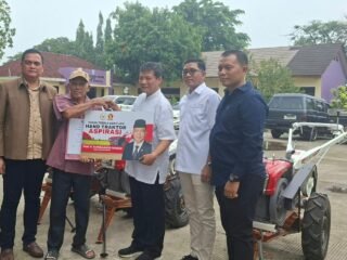 Gerindra Salurkan 4 Traktor dan Pompa Air untuk Petani Kabupaten Tangerang