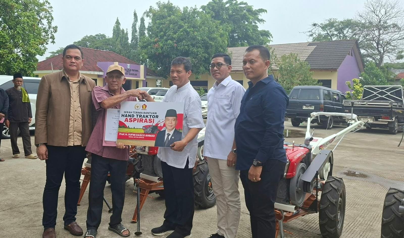 Gerindra Kabupaten Tangerang menyalurkan empat traktor tangan dan satu pompa air untuk mendukung produktivitas serta ketahanan pangan petani.