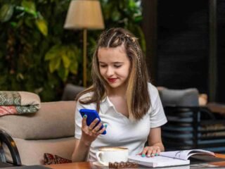 AU vs Novel, Perubahan Cara Gen Z Menikmati Cerita di Era Digital