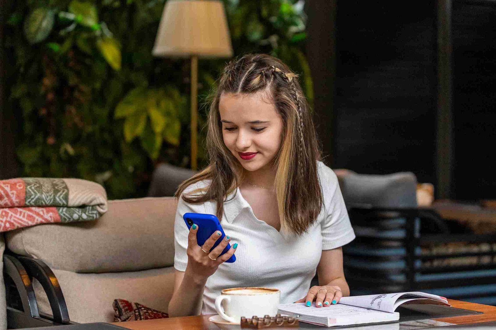 Mengenal fenomena AU di kalangan Gen Z, daya tarik cerita digital, serta perbedaannya dengan novel dalam tren membaca masa kini.