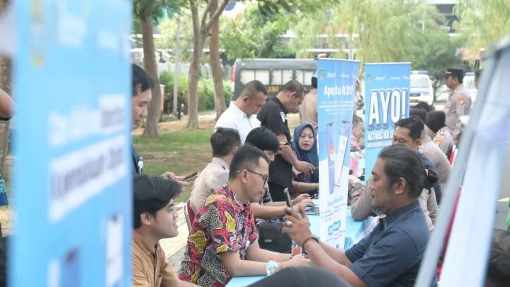Dukcapil Kota Tangerang memfasilitasi aktivasi IKD bagi 90 personel Polres Metro untuk mendukung pendataan bantuan sosial.