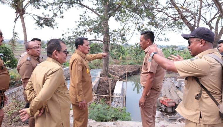 Pemkab Tangerang memperlebar saluran air di Kutabumi dari 2,5 menjadi 10 meter untuk memperlancar aliran air dan mengurangi risiko banjir.