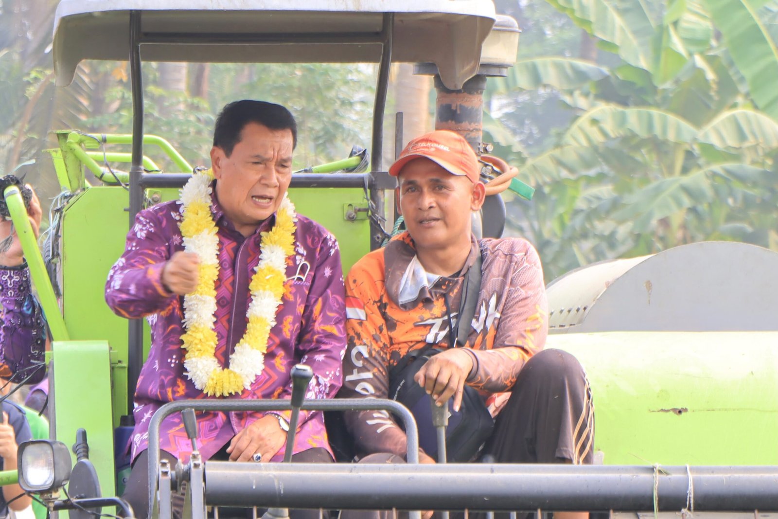 Bupati Maesyal panen padi dan salurkan bantuan traktor di Mauk untuk memperkuat ketahanan pangan dan kesejahteraan petani.