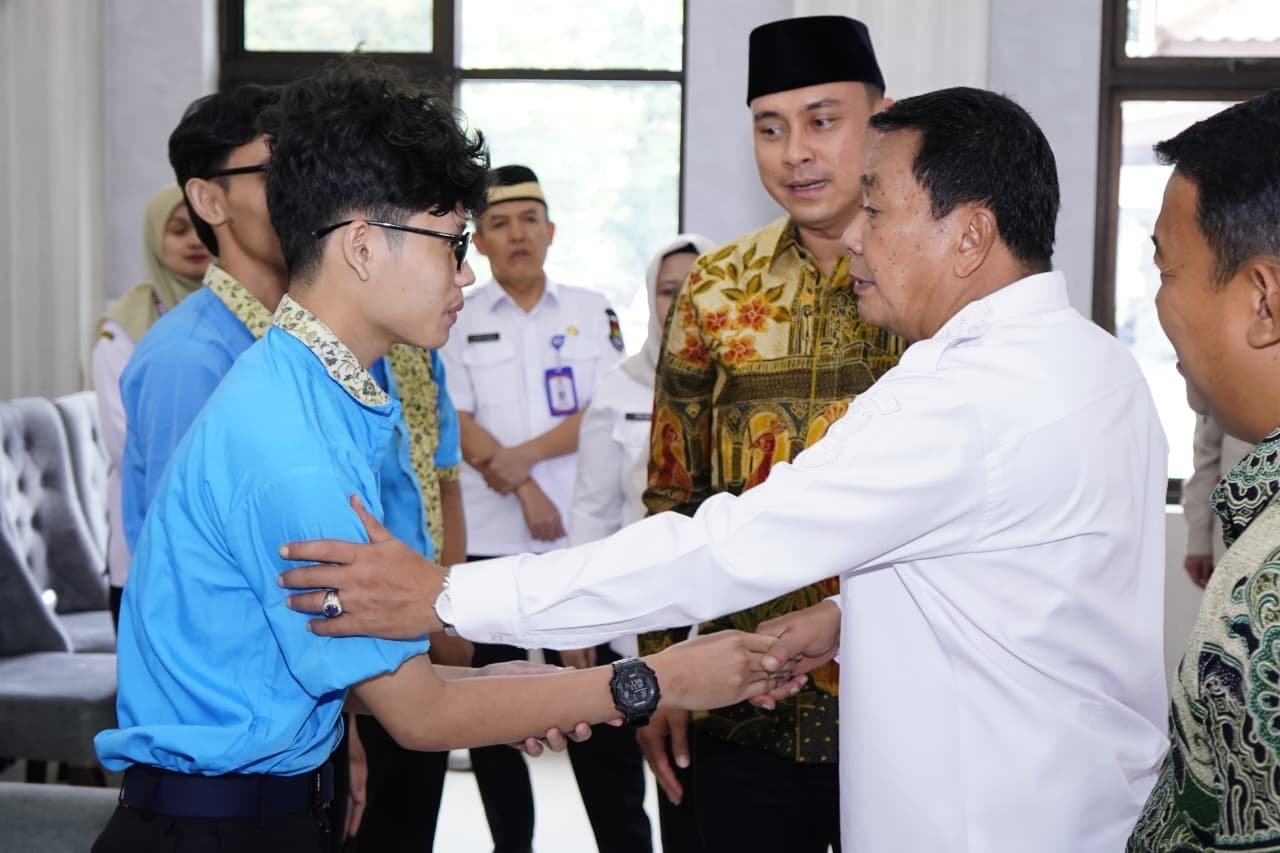 Pemkab Tangerang melepas 7 pelajar berprestasi dari keluarga kurang mampu untuk melanjutkan pendidikan tinggi di Tiongkok.