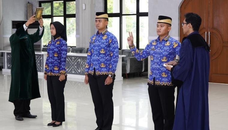 Bupati Maesyal Rasyid melantik 7 ASN Kabupaten Tangerang dan mengingatkan pentingnya memahami norma kepegawaian.