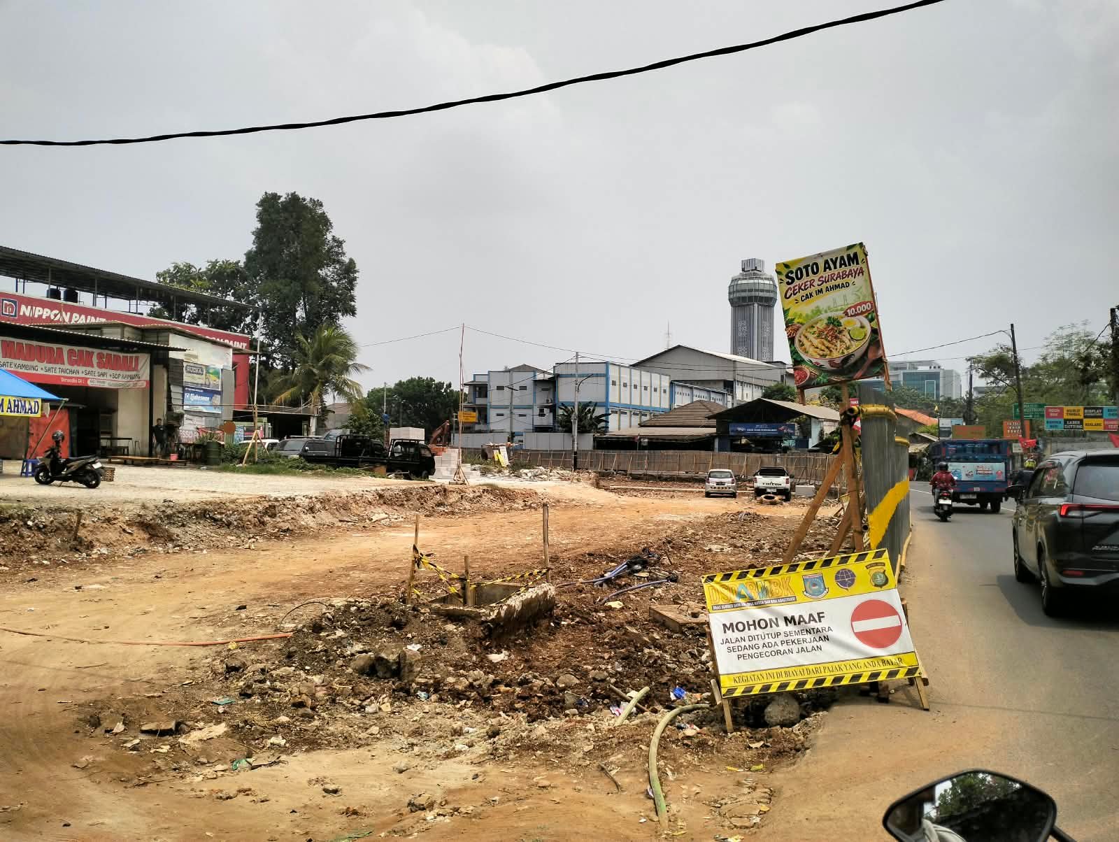 Pemkot Tangsel mulai memperlebar Jalan Benda Raya menuju Puspemkot untuk meningkatkan kapasitas jalan dan kenyamanan pengguna.