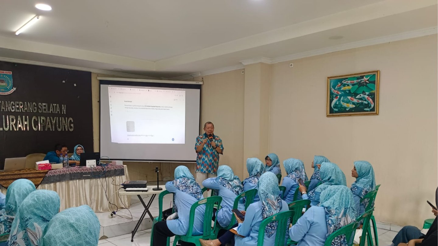 Pemkot Tangsel menghadirkan Prof. Onno W. Purbo untuk mengenalkan manfaat AI kepada ibu-ibu di Cipayung dalam aktivitas sehari-hari.