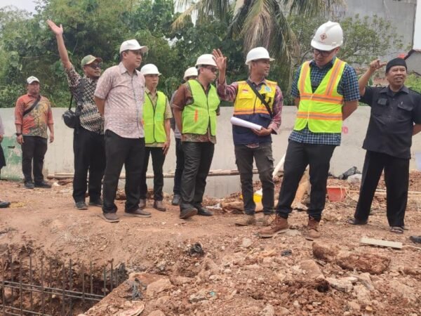 Pilar Ingatkan Warga Jangan Buang Sampah ke Kali Saat Tinjau Pembangunan Turap
