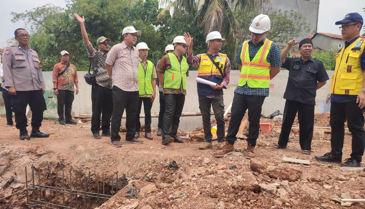 Pilar Saga mengingatkan warga Tangsel tidak membuang sampah ke kali saat meninjau pembangunan turap untuk cegah genangan.