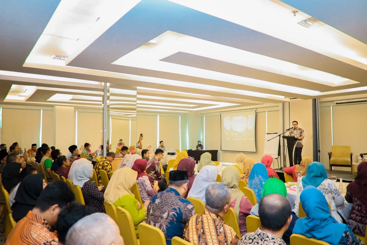 Pemkot Tangsel mendorong pengembangan Program Adiwiyata di sekolah untuk menanamkan kepedulian lingkungan dan mendukung ketahanan pangan.