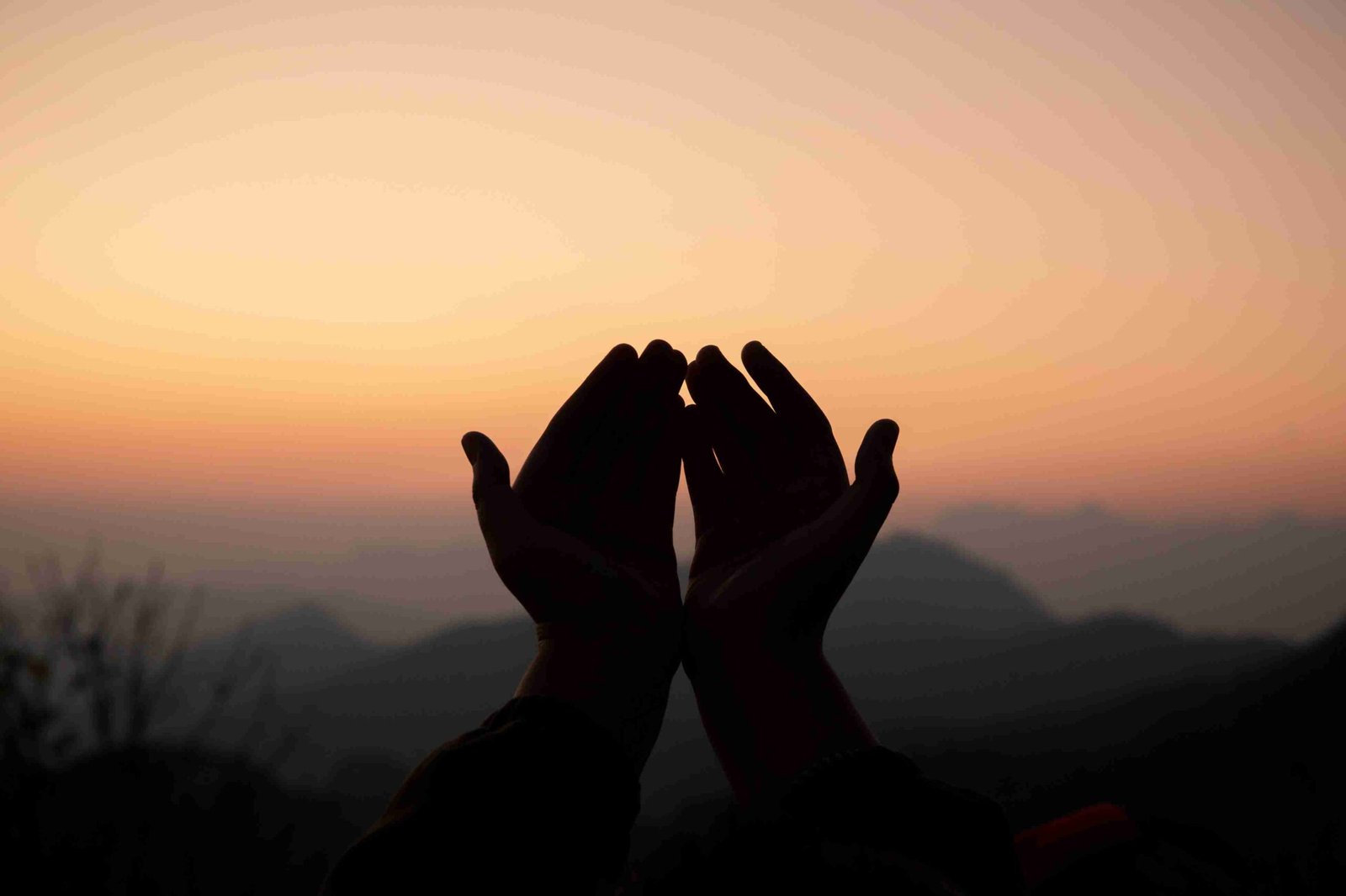 Mengapa kata “semoga” kerap dihindari dalam doa? Simak makna, keyakinan, dan cara memandang doa dengan lebih dalam.