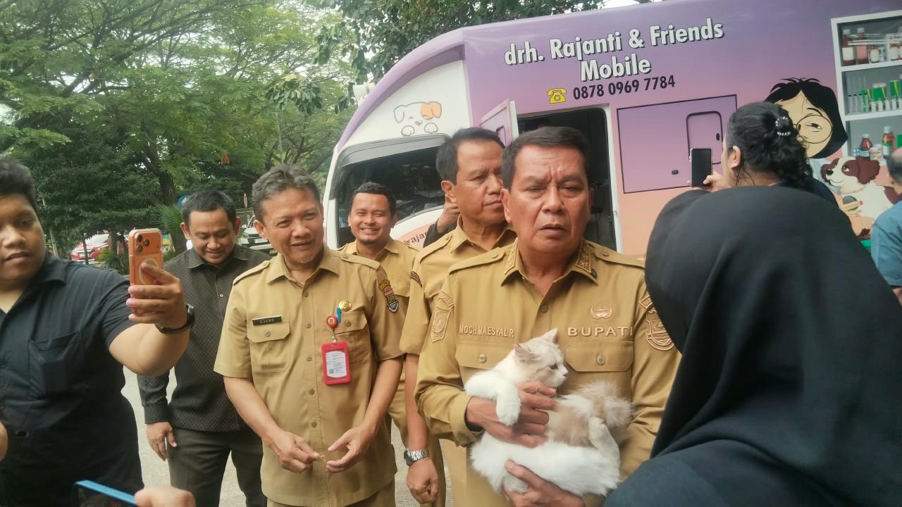 Bupati Tangerang meninjau vaksinasi rabies gratis yang diikuti ratusan hewan peliharaan dalam rangkaian HUT ke-394 Kabupaten Tangerang.